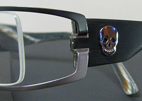 Skull Design auf eleganter Brille